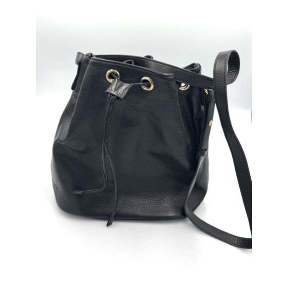 Old Navy Handbags - EUC Old Navy Modern Black Leather Bucket Bag With Gold-Tone Grommets